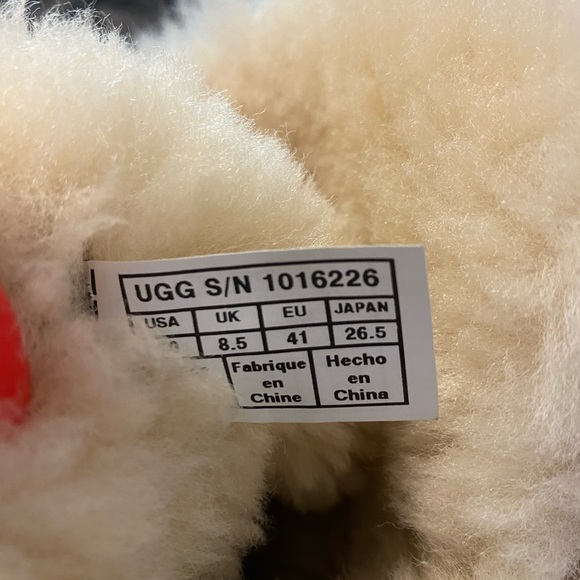 UGG Bailey Button - Picture 3 of 8